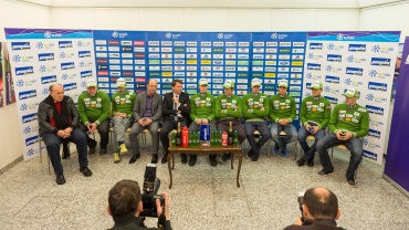 Novinarska konferenca skakalci